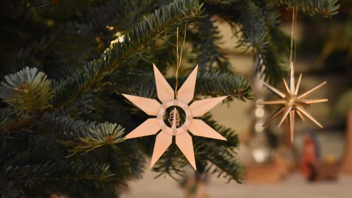 Weihnachtsbaum mit Holzsterne-Schmuck