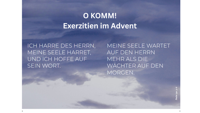 Adventsfolie mit deutschen biblischen Versen über das Warten und die Hoffnung vor einem Himmelshintergrund.