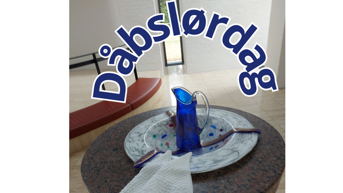 Dekoreret bordplade med blå kande, tallerkener og servietter, der fejrer 