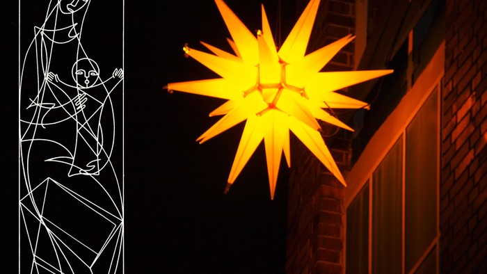 Weihnachtsdekoration mit Marienstatue und leuchtendem Stern