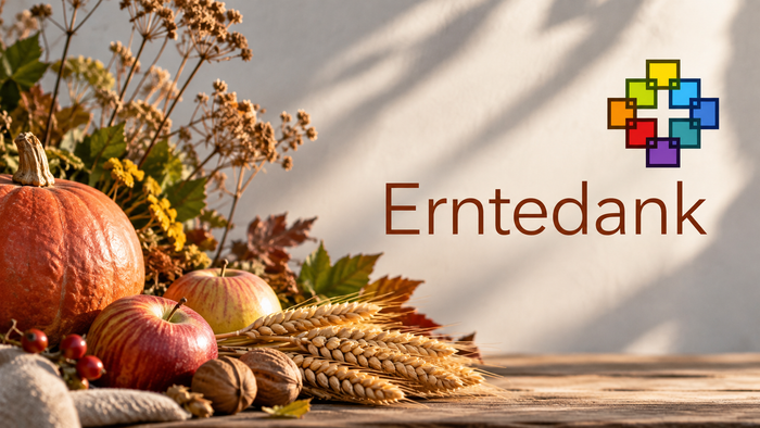 Herbstliche Arrangement mit Kürbissen, Äpfeln, Weizen und getrockneten Blumen zum Erntedankfest.