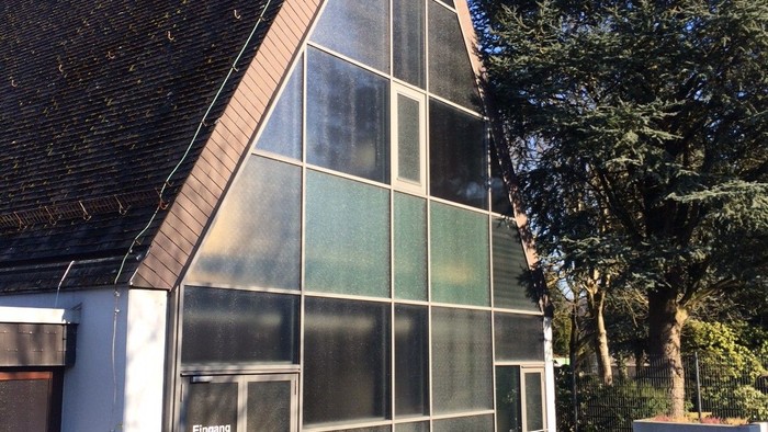 Moderne Holzhaus mit großen Glasfenstern und Terrasse