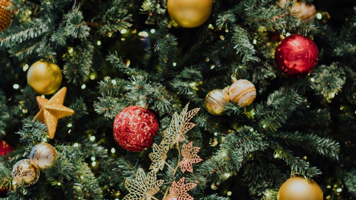 En juletree med guld og røde pynt.