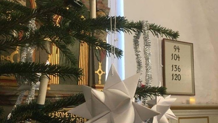 Juletræ med hvide stjerner i en kirke