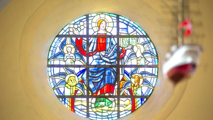 Rundtårnet med farvede glassvinduer i kirke