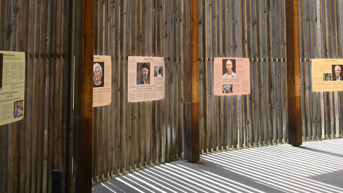 Holzwand mit Fotos und Lichtstreifen