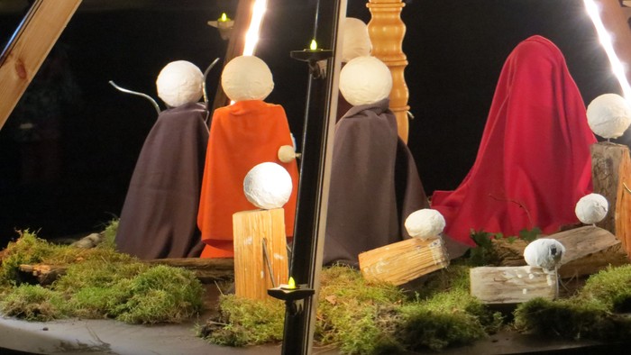 Drei weihnachtliche Krippenfiguren in farbenfrohen Gewändern
