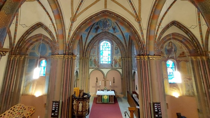 Blick in den Altarraum der Margaretenkirche von der Empore.