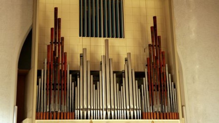 Orgel in Kirchenwand eingebaut