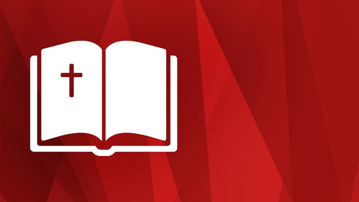 Offene Bibel mit einem Kreuzsymbol auf dem Einband vor einem roten geometrischen Hintergrund.