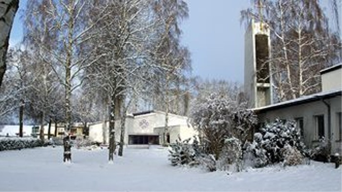 Schneebedeckte Landschaft mit Haus und Bäumen