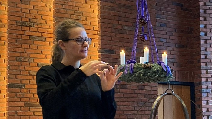 To women i en kirke, en med fløjte, en med bog