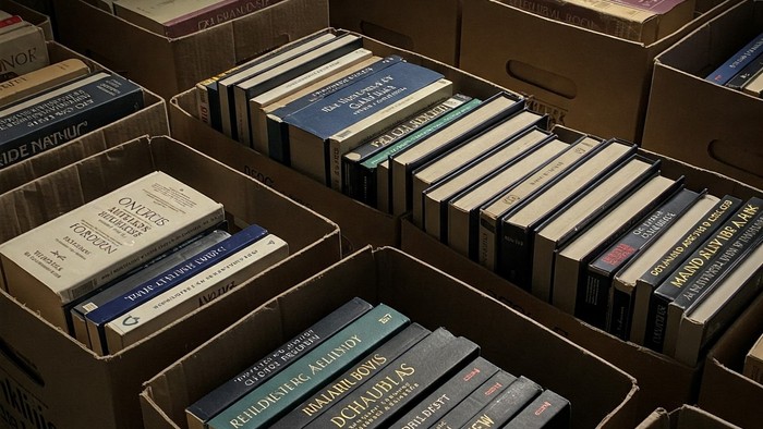 Bücher in Pappkartons
