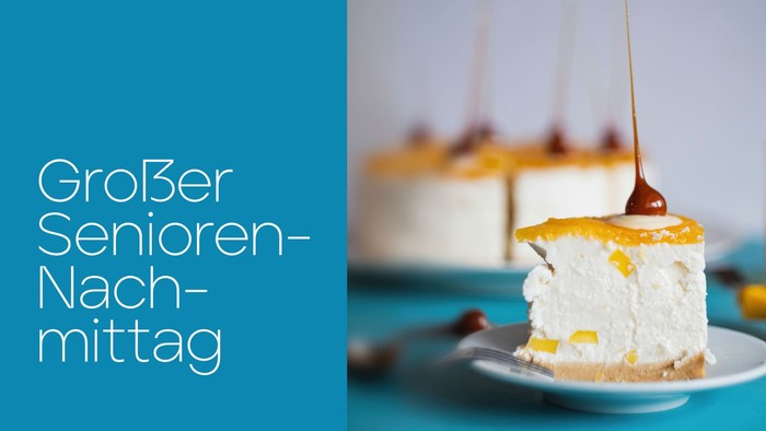 Leckeres Stück Kuchen mit Karamellsauce bei einer Seniorennachmittagsveranstaltung.
