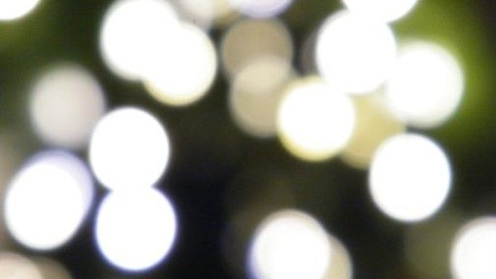 Weihnachtsbaum mit weißen Lichtern