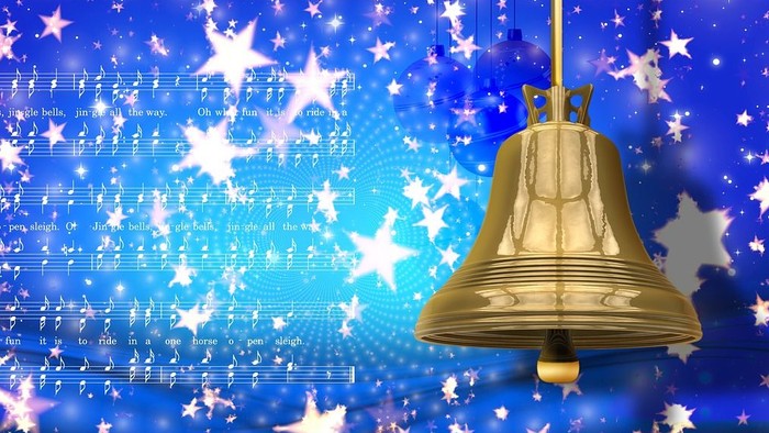 Ein goldener Weihnachtsglocken vor blauem Sternenhimmel