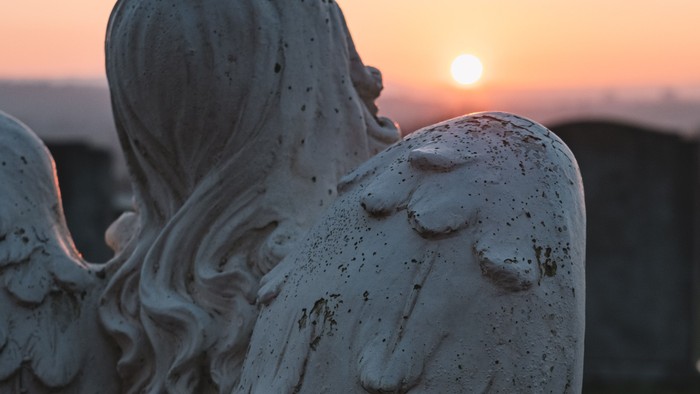 Engelsstatue bei Sonnenuntergang