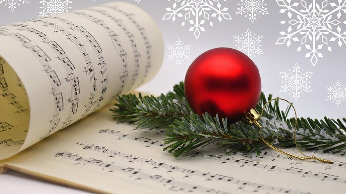 En røde glædelys og grønne nødder på julemusikk.