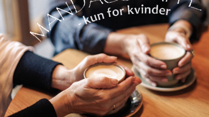 To personer nyder kaffe sammen på en hyggelig café mærket