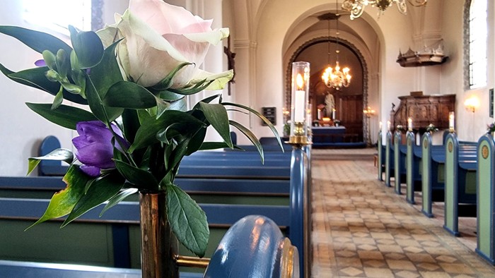 En blomst i en kirkebænke