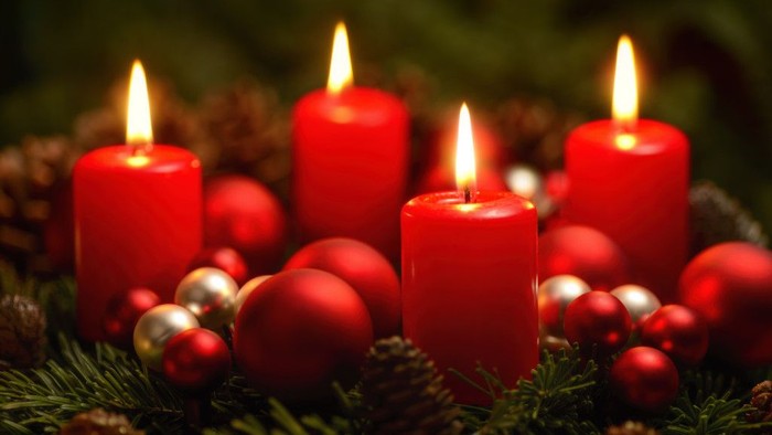 Weihnachtsdekoration mit brennenden Kerzen und Christbaumkugeln