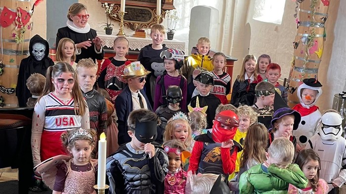 Barn i kostumer på fest i kirke