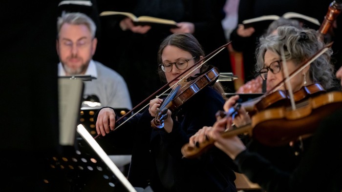 Musiker, die auf der Bühne Saiteninstrumente spielen