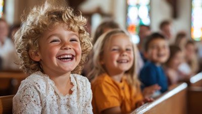 Eine Gruppe fröhlicher Kinder sitzt in einer Kirche und strahlt vor Glück und Neugier, während sie sich mit ihrer Umgebung auseinandersetzen, was Freude und Gemeinschaftsgeist symbolisiert