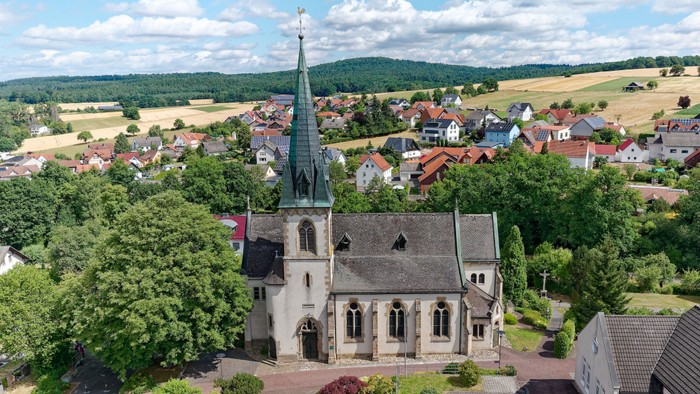 Kirchliche Dorfansicht mit grünen Hügeln