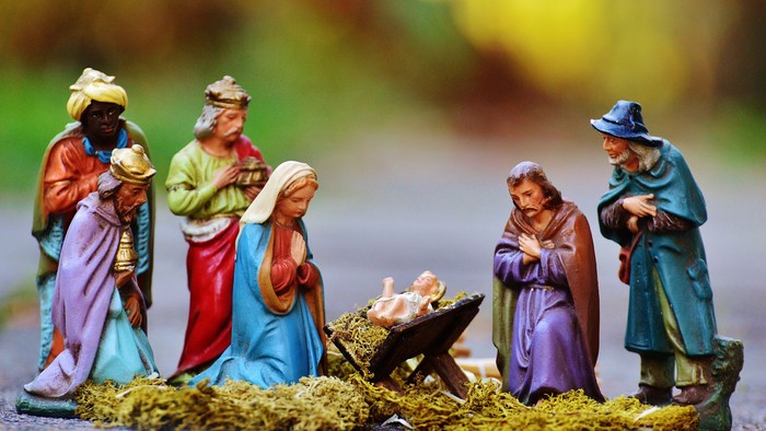 bunte Krippenspielfiguren auf Moos