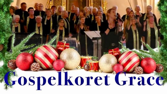 Et kor, der optræder, omgivet af julepynt.