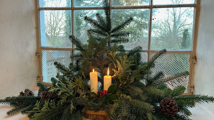 Juledekoration i vindueskarm i Butterup Kirke