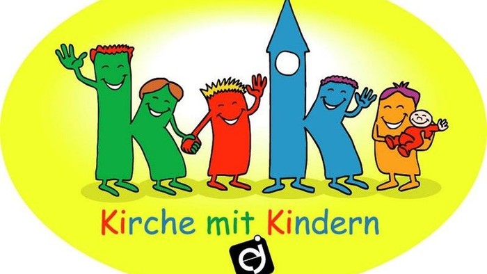 Vier bunte Kinderfiguren vor einem Kirchturm, darunter der Text