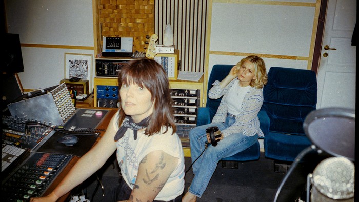 Billede af to kvinder (Kajsa Vala og Stine Bramsen), der sidder i et studio