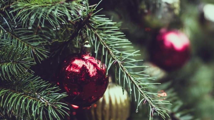 En juletree med røde og gule pynt.