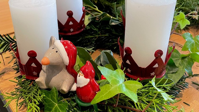 Weihnachtliche Dekoration mit Kerzen und Figuren