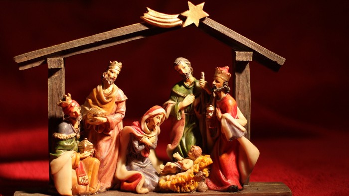 Die Krippe zeigt die Geburt Jesu mit Maria, Josef und dem Kind in der Krippe.