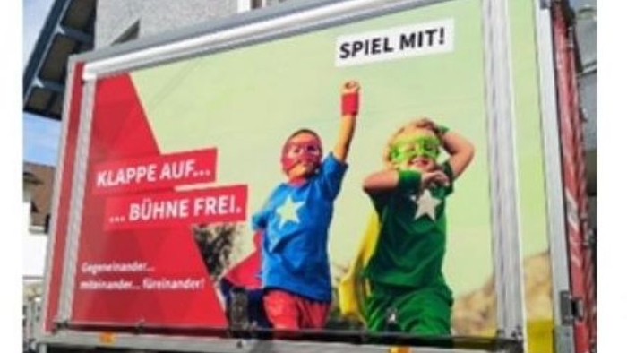 Spielmobil-Anhänger mit der Aufschrift 