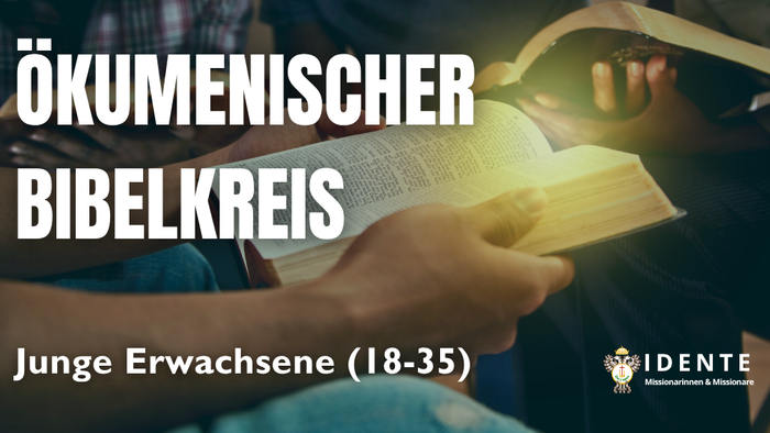 Eine Person liest in einer offenen Bibel während einer ökumenischen Bibelstudiengruppe für junge Erwachsene im Alter von 18 bis 35 Jahren.