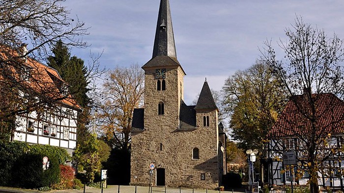 Das Bild zeigt die Dorfkirche in Wengern mit inmitten von Fachwerkhäusern.
