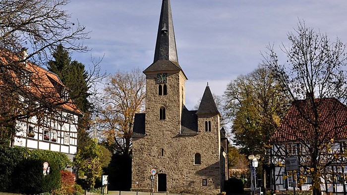 Das Bild zeigt die Dorfkirche in Wengern mit inmitten von Fachwerkhäusern.