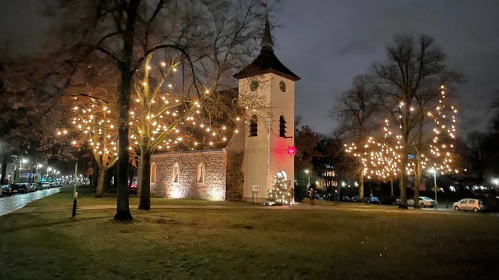 Bewachter Turm im Park bei Nacht, beleuchtet mit Lichtern