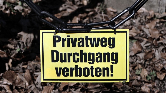 Das Bild zeigt ein Schild mit dem Text