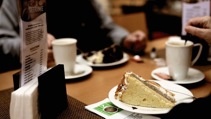 Ein Stück Kuchen und Kaffee auf einem Tisch in einem Café