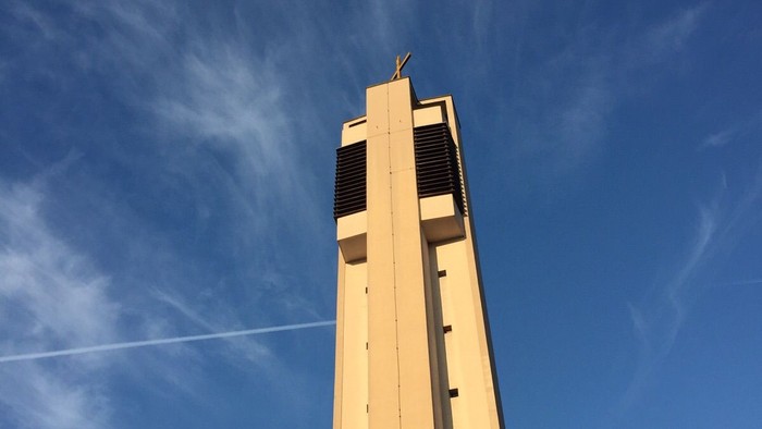 Hohe Uhrturm vor blauem Himmel