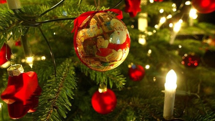 En juletree med pynt og lys.