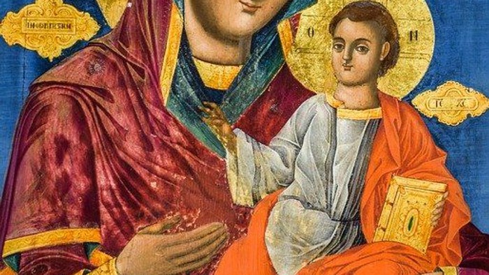 En madonna-billedet af Maria og Jesus med guldrammer og farverne blå, rød og guld