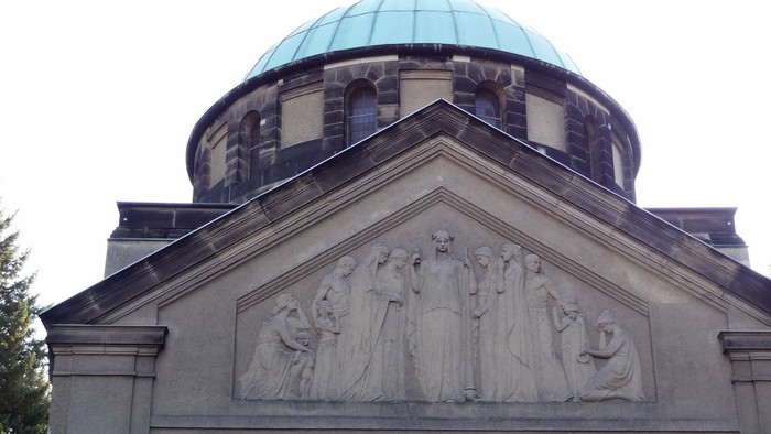 Das Bild zeigt eine Kirche mit Kuppel und Reliefs an der Fassade.
