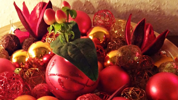 Weihnachtliche Deko mit Kugeln und Blumen