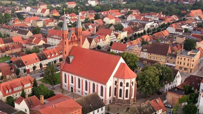 Überblick einer Stadt mit vielen roten Dächern und einem hohen Turm